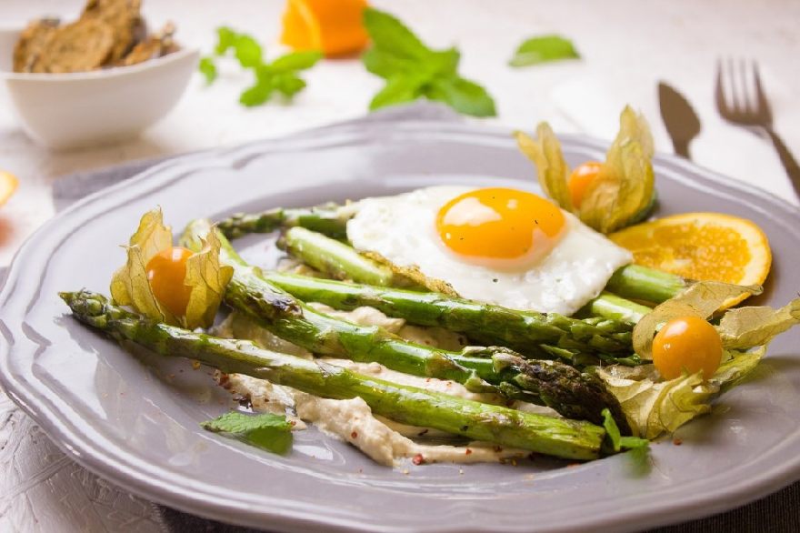 Asparagus with cartels and fried egg