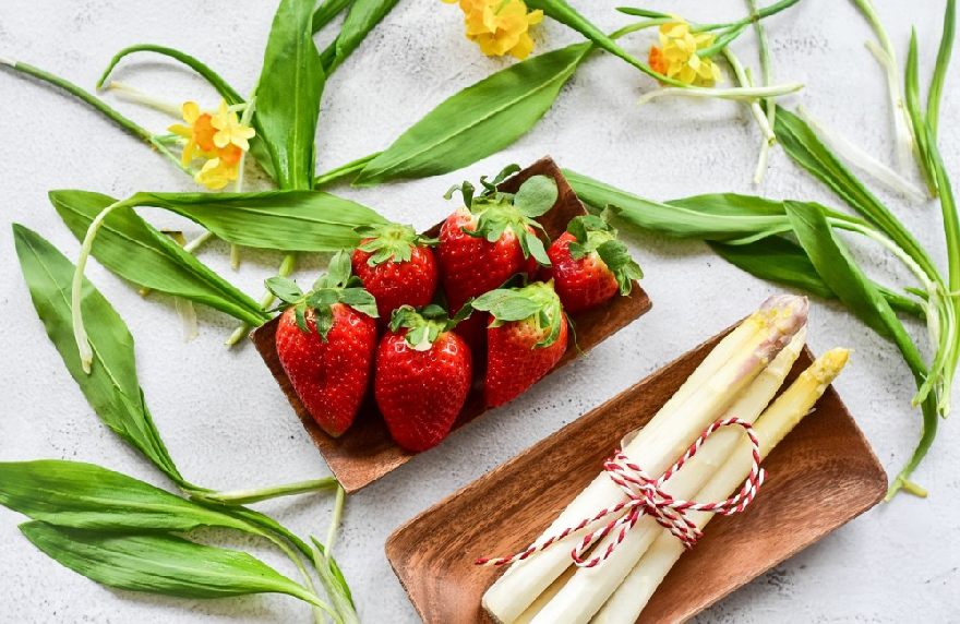 Asparagus and strawberries, deliciously prepared on the table