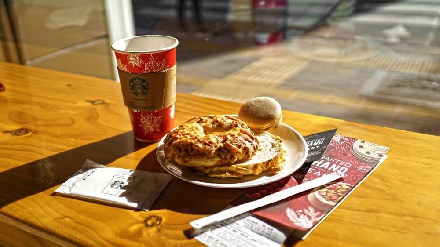 Kaffee und Bagels.