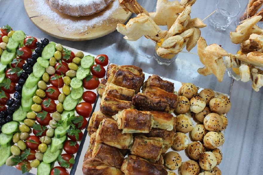 lekker Turkse kos op 'n tafel om aan te bied en te eet en te geniet.