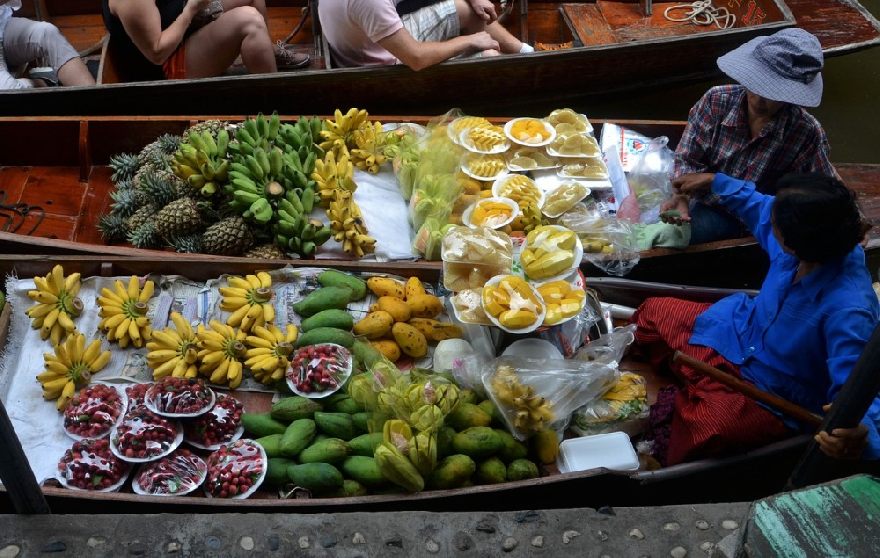 ผลไม้บนเรือในประเทศไทยหรือเวียดนาม