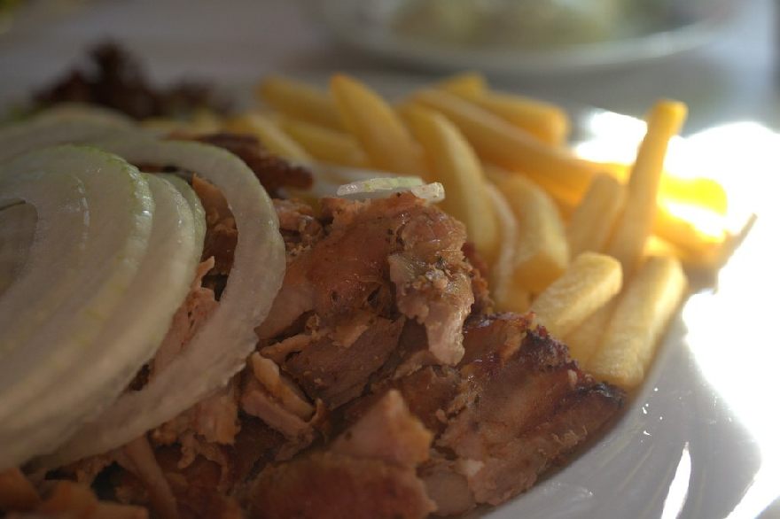 Gyros mit Zwiebeln und Pommes