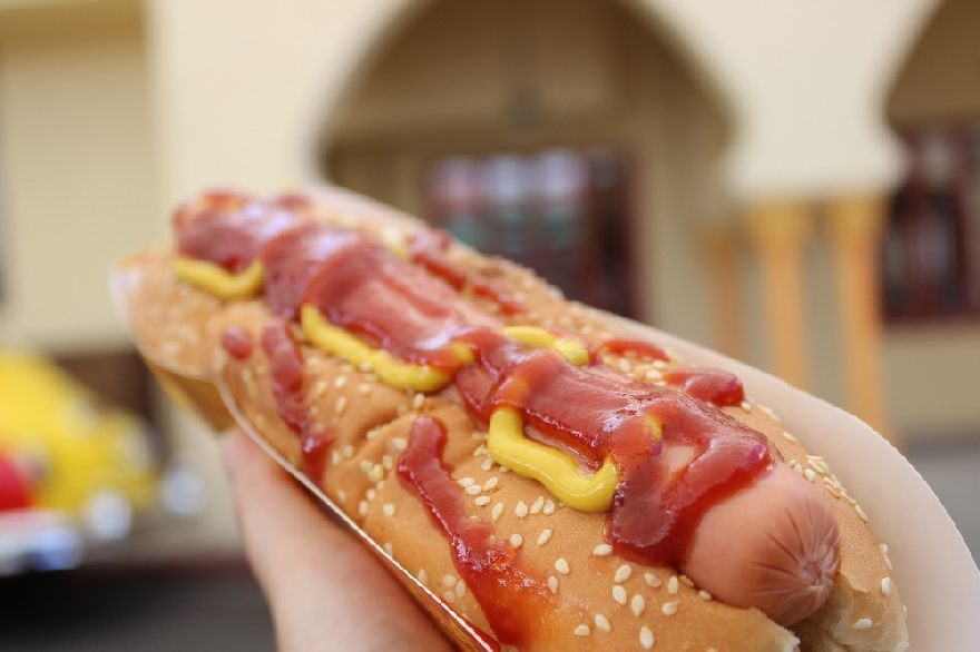 Berlin'in en iyi Fast-Food Restoranlarından Lezzetli Sosisli Sandviç.