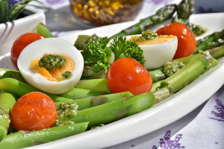 Grüner Spargel und Salate
