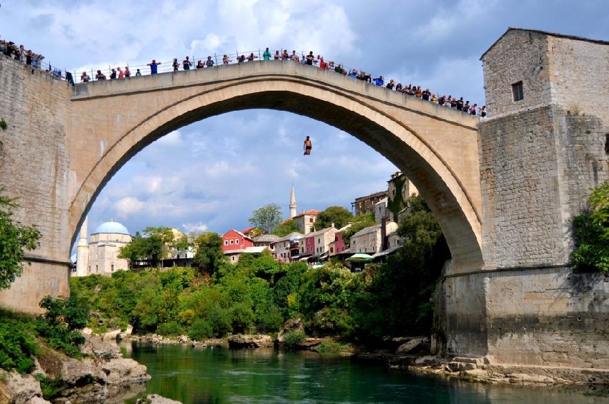 สะพานเก่าในบอสเนียและเฮอร์เซโกวีนา