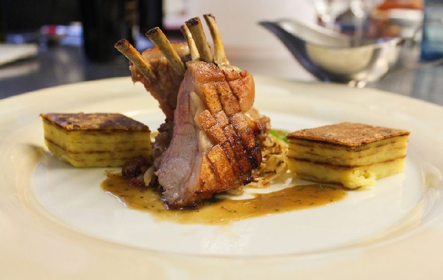 Cochon de lait dans une délicieuse sauce joliment préparée et présentée dans l'assiette.