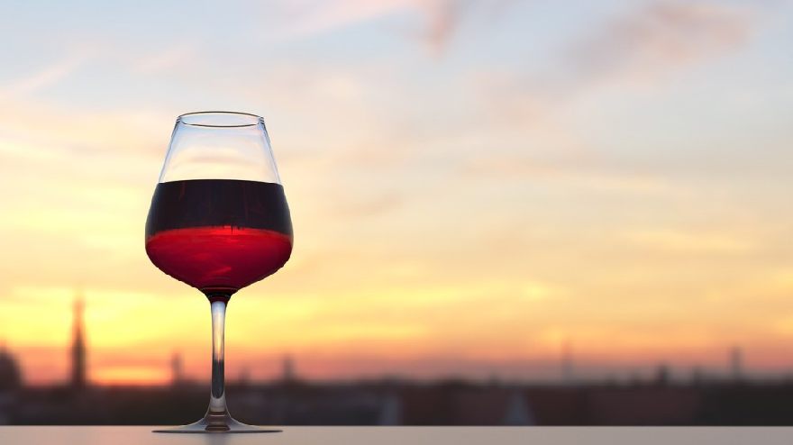 Weinglas im Sonnenuntergang