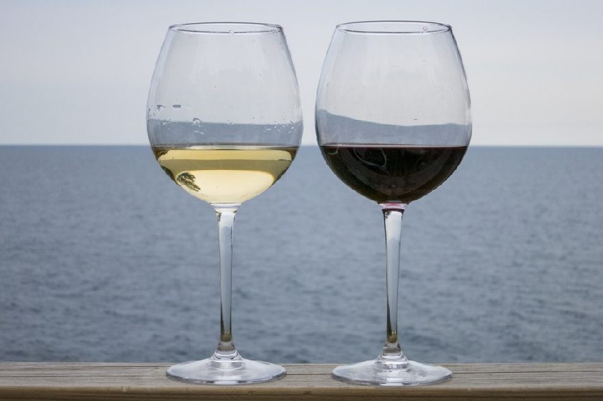 dwa kieliszki do wina z winem